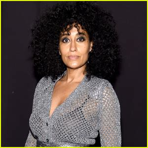 Tracee Ellis Ross shows off her figure in a green bikini。